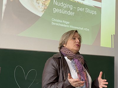 Christine Röger (KErn) informiert über das Thema Nudging