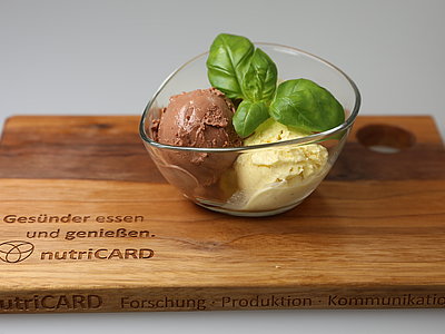 In nutriCARD entwickelte Eissorten in den Geschmacksrichtungen Schokolade und Vanille mit mindestens 30 Prozent weniger Zucker, aber trotzdem cremig und vollmundig im Geschmack. In nutriCARD entwickelte Eissorten in den Geschmacksrichtungen Schokolade und Vanille mit mindestens 30 Prozent weniger Zucker, aber trotzdem cremig und vollmundig im Geschmack.