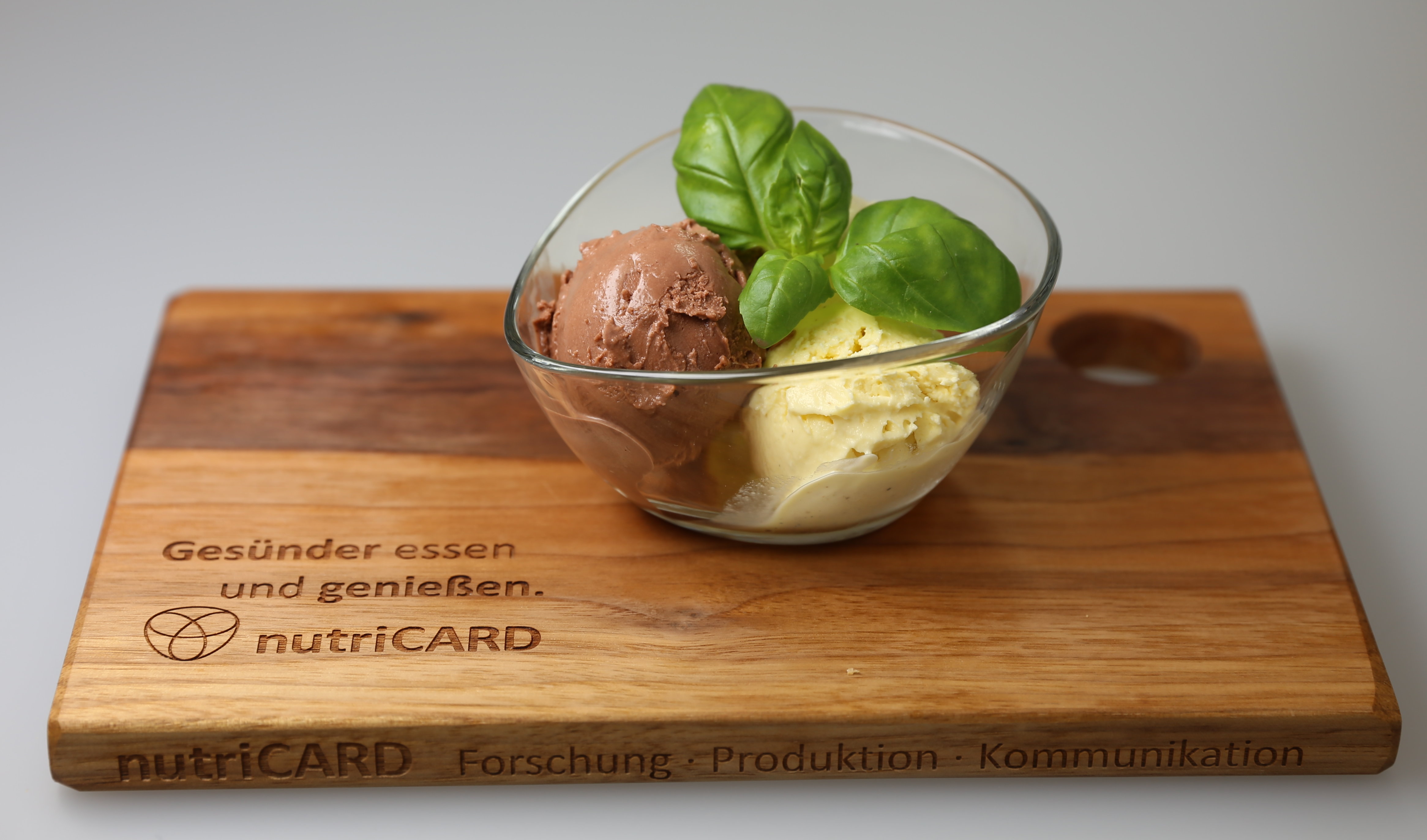 In nutriCARD entwickelte Eissorten in den Geschmacksrichtungen Schokolade und Vanille mit mindestens 30 Prozent weniger Zucker, aber trotzdem cremig und vollmundig im Geschmack. 