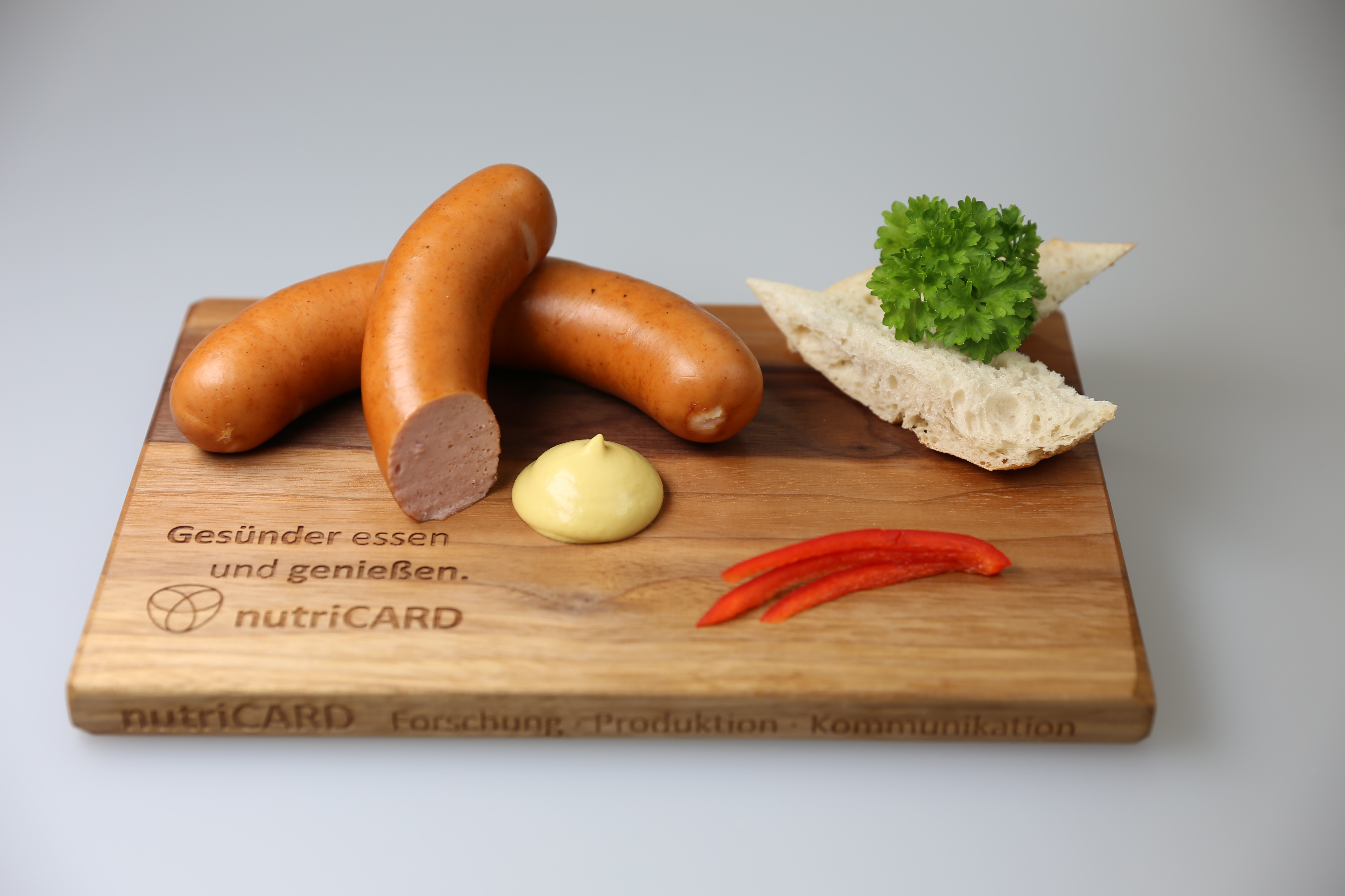 Knackige und herzhafte nutriCARD-Bockwurst: Fast ein Drittel fettreduziert und mit wertvollem Protein angereichert. 